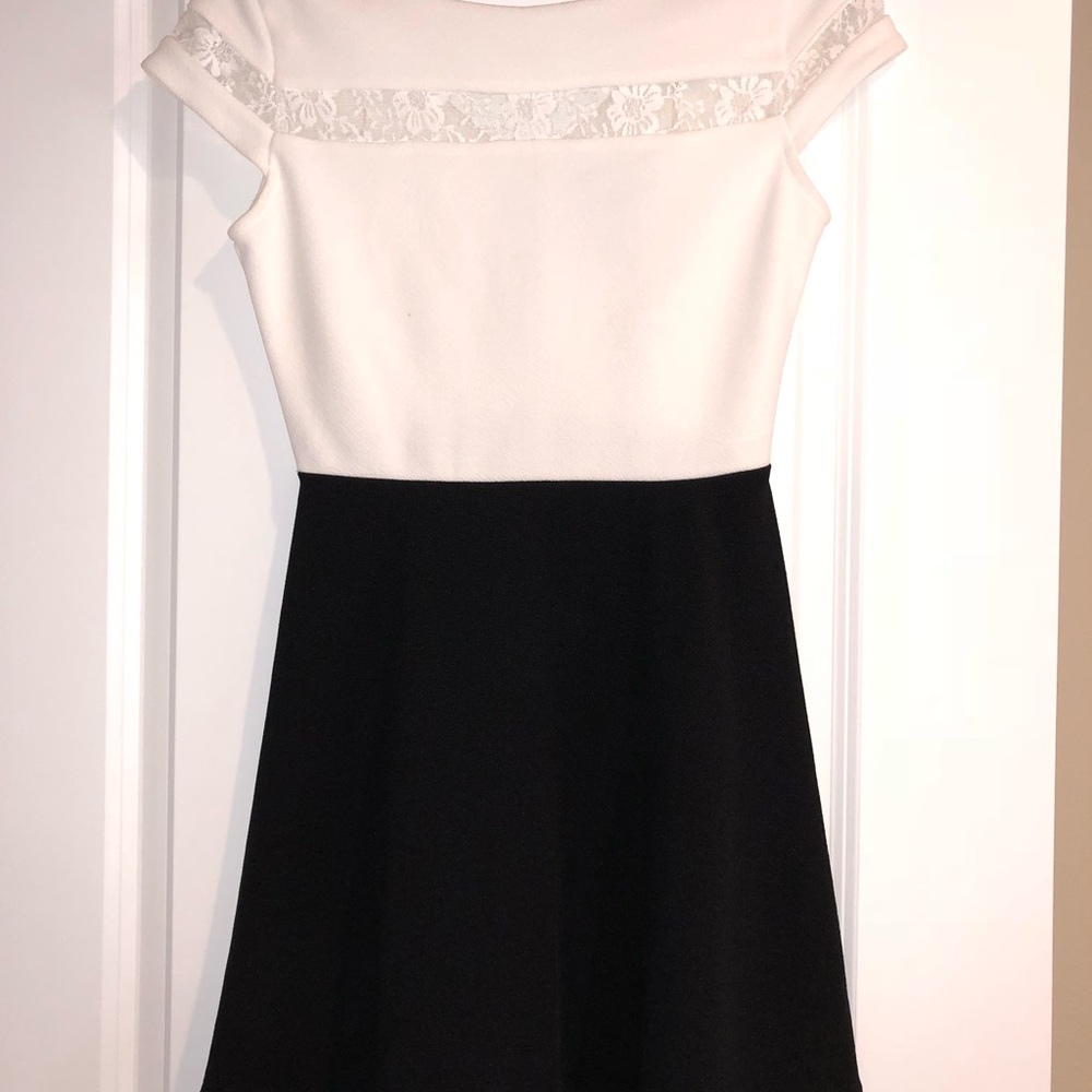 Juniors size S black & white dress 🖤☁️